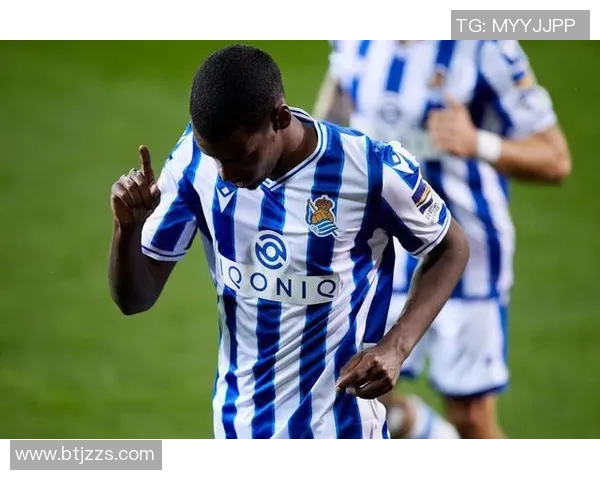 克劳利队与牛津联队激战正酣谁能在这场对决中笑到最后